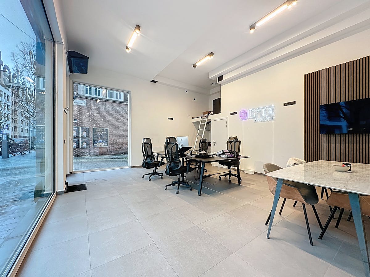 Commercial property of approximately 50 m² for rent in the center of Kortrijk - photo 4