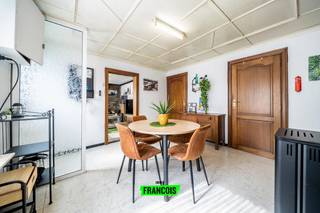 In een rustige, doodlopende straat bevindt zich deze te renoveren woning op een royaal perceel met een prachtige, ruime tuin en een...