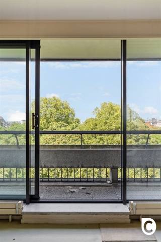 <p><span>Riant hoekappartement met 3 terrassen en uitzonderlijk uitzicht in iconisch gebouw!</span></p><p><span>Welkom in de iconische residentie Hertogenpark, een architecturaal landmark ontworpen door Walter Bresseleers. Dit gebouw straalt klasse en comfort uit, met voorzieningen die doen denken aan een luxehotel: een binnenzwembad, sauna en vier gastenkamers voor uw bezoekers. Bij het binnenkomen in de statige inkomhal wordt u meteen ondergedompeld in een gevoel van rust, ruimte en exclusiviteit. </span></p><p><span> </span></p><p><span>Locatie: </span></p><p><span> </span></p><p><span>Op een strategische en bijzonder gegeerde locatie in Antwerpen gelegen langs een van de belangrijkste invalswegen van de stad, combineert deze plek uitstekende bereikbaarheid met een sterke visibiliteit en een vlotte verbinding naar het stadscentrum, Berchem en de belangrijkste snelwegen. Dankzij de nabijheid van openbaar vervoer, winkels en het Zuid is dit een ideale locatie voor zowel professioneel als residentieel gebruik. </span></p><p><span> </span></p><p><span>Indeling:</span></p><p><span>Op de 8ste verdieping bevindt zich dit uitzonderlijk hoekappartement van ca. 138 m² , bereikbaar via één van de vier liften. De ruime inkomhal met apart toilet en vestiaire leidt u naar de indrukwekkende leefruimte van maar liefst ca. 60 m². Hier zorgen de grote schuifraampartijen en de hoge ligging voor een overvloed aan natuurlijk licht en een adembenemend, weids uitzicht over de boomkruinen van het Domein Hertoghe.</span></p><p><span>De leefruimte geeft rechtstreeks toegang tot twee zonneterrassen, waar u de hele dag door kan genieten van zowel ochtend- als namiddagzon. Aansluitend bevindt zich de volledig uitgeruste,afgesloten keuken. Naast de keuken is er een praktische technische ruimte met plaats voor wasmachine en droogkast.</span></p><p><span>Het appartement beschikt over twee volwaardige slaapkamers, elk met een eigen badkamer. Beide slaapkamers geven bovendien uit op een derde terras, wat zorgt voor extra licht, privacy en buitenruimte.</span></p><p><span> </span></p><p><span>Verder is er een ondergrondse staanplaats (verplicht mee aan te kopen aan een vraagprijs 30.000 euro) en een private kelderberging inbegrepen. </span></p><p><span> </span></p><p><span>Troeven op een rij:</span></p><ul><li><span>Iconisch gebouw </span></li><li><span>Luxe residentie met zwembad, sauna en logeerkamers </span></li><li><span>Toplocatie aan het Hertoghepark</span></li><li><span>Ca. 138 m² woonoppervlakte met uitzonderlijk ruim gevoel </span></li><li><span>3 terrassen (samen 22 m²) met prachtig groen uitzicht </span></li><li><span>Gunstig EPC </span></li><li><span>Veel lichtinval en panoramische zichten </span></li></ul><p><span> </span></p><p><span>Een uniek appartement op een uitzonderlijke locatie waar ruimte, licht en luxe samenkomen. Ideaal voor wie comfortabel en stijlvol wil wonen in een groene, doch centrale omgeving in Antwerpen.</span><span> </span></p><p><span> </span></p>