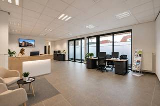 Gelegen op een absolute topligging, pal op het marktplein van Ruddervoorde, vindt u dit recent gebouwd en instapklaar bureau dat uitstraling, comfort en commerciële zichtbaarheid perfect combineert. Dit is de opportuniteit voor ondernemers die hun zaak willen vestigen op een centrale locatie met maximale visibiliteit en een professionele uitstraling. Dankzij de prominente ligging op het marktplein geniet u dagelijks van passage en herkenbaarheid, wat uw onderneming meteen extra kracht en vertrouwen geeft naar klanten en partners toe.<br /><br />Bovendien is het uitgerust met een geïntegreerd aircosysteem dat zowel kan koelen als verwarmen, waardoor u het hele jaar door verzekerd bent van een optimaal binnenklimaat. <br /><br />De ruimte leent zich uitstekend voor diverse professionele activiteiten. Denk aan een kantoor voor vrije beroepen zoals een advocaat, boekhouder, architect of verzekeringsmakelaar, maar evengoed aan een consultancy- of dienstenkantoor, praktijkruimte of representatief ontvangstkantoor. De indeling biedt flexibiliteit en kan aangepast worden aan uw specifieke noden en werking.<br /><br />De vermelde prijs is een richtprijs; elk bod wordt voorgelegd aan de eigenaar, die het recht behoudt om dit te aanvaarden of te weigeren.<br /><br />Neem voorsprong met een vrijblijvende en gratis schatting van uw eigendom via:<br />http://www.residentievastgoed.be/gratisonlineschatten