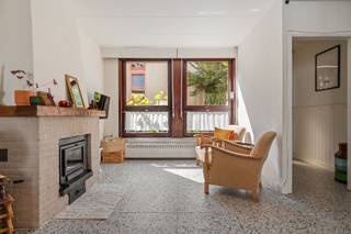 <p><span>Verscholen in een groene steeg in de karaktervolle Seefhoek van Antwerpen ligt deze charmante op te frissen woning met een ruime opslagplaats/atelier. Een bijzondere combinatie van rustig en groen wonen, terwijl het bruisende stadsleven vlakbij is. Het Centraal Station en de Zoo van Antwerpen liggen op wandelafstand.</span></p><p><span>Via de houten poortjes vanaf de straat komt u in de sfeervolle steeg. Halverwege ligt aan de linkerzijde de woning, met een gezellig voortuintje. Het linker gebouw omvat de woning, het rechter gebouw de ruime opslagplaats/atelier.</span></p><p><span>U betreedt de woning via de inkomhal, die toegang geeft tot de leefruimte. Deze strekt zich uit over de volledige diepte van het pand en geeft uit op de stadskoer. Aansluitend bevindt zich de keuken, met daarachter het toilet.</span></p><p><span>Op de eerste verdieping vindt u drie slaapkamers en de badkamer met inloopdouche. Daarnaast beschikt de woning over een ruime kelder met aansluitingen voor wasmachine en droogkast.</span></p><p><span>Naast de woning bevindt zich een ruime duplex-opslagplaats. Deze biedt heel wat mogelijkheden en kan bijvoorbeeld dienstdoen als fietsenstalling, atelier, hobbyruimte of werkplek.</span></p><p><span>Zowel vanuit de woning als vanuit de opslagplaats heeft u toegang tot de ruime stadskoer van ca. 30 m². Een fijne, rustige buitenruimte die midden in de stad toch een gevoel van privacy en rust biedt.</span></p><p><span>Een charmante woning op een verrassend rustige plek, met veel mogelijkheden en alle voordelen van de stad binnen handbereik.</span></p>