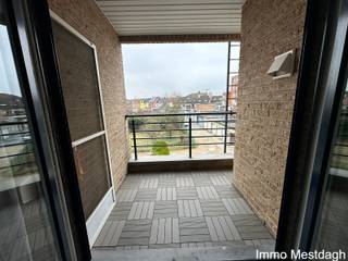 Ruim Appartement met Garage, 2 slaapkamers en terras.<br />Bent u op zoek naar een instapklaar appartement op een toplocatie? <br />Dit ruime appartement met twee slaapkamers en terras bevindt zich op de 2de verdieping en op een zucht van het station en de groene vesten. <br />Het appartement is bereikbaar met de lift of vaste trap.<br />Hier geniet u van het stadsleven met alle faciliteiten op wandelafstand.<br />De Troeven:<br />Locatie: Binnen de ring, uitstekende bereikbaarheid (trein/bus/auto).Ruimte: <br />Slimme indeling met veel aandacht voor bergruimte.<br />Comfort: Badkamer met zowel bad als douche en een ruim terras.<br />Omgeving: Directe toegang tot de stad en de natuur.<br />Nieuwe performante condenserende gasketel.<br />Indeling van de woning:<br />Ontvangsthal met vestiaireruimte en gastentoilet.<br />Lichtrijke woonkamer met directe toegang tot het terras.<br />Open keuken met aansluitend een zeer praktische berging.<br />Nachthal die leidt naar 2 volwaardige slaapkamers. <br />Badkamer uitgerust met ligbad, douche en dubbele lavabo.<br />Ruime aparte berging/wasplaats voor optimaal gemak.<br />Garage: Geen parkeerstress dankzij de mogelijkheid tot aankoop van een garage achter het gebouw, Prijs 25.000€.