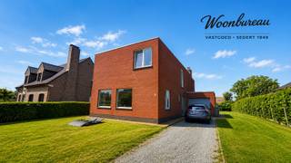Bij het betreden van de woning kom je terecht in de ruime woonkamer, die dankzij de grote raampartijen geniet van een overvloed aan natuurlijk licht en voldoende plaats biedt voor een gezellige zit- en eetruimte. Aansluitend bevindt zich de volledig ingerichte keuken, die praktisch is ingericht en voorzien is van de nodige opberg- en werkruimte.<br /><br />De woning beschikt over drie volwaardige slaapkamers. Daarnaast is er een afzonderlijk bureau, ideaal voor thuiswerk, een hobbyruimte of studeerkamer. De ingerichte badkamer is modern afgewerkt en voorzien van een comfortabele inloopdouche en een badkamermeubel.<br /><br />Buiten geniet je van een ruime tuin met een terras, waar je in alle rust kan ontspannen of gezellig kan genieten van het buitenleven. Bovendien beschikt de woning over een garage, die niet alleen plaats biedt aan een wagen, maar ook extra opbergruimte voorziet.<br /><br />De woning is beschikbaar vanaf september 2026. De huurprijs bedraagt €1.000 per maand.<br /><br />Interesse in deze ruime open bebouwing met tuin en garage? Neem gerust contact met ons op voor meer informatie of om een bezichtiging in te plannen. Deze woning biedt alle troeven voor wie op zoek is naar comfortabel wonen in een aangename omgeving.