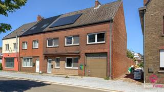 <p>Deze ruime woning ligt in het hartje van Beverlo, aan de Gaston Oomslaan. De tuin aan de achterzijde grenst aan het Burgemeester Heymansplein, wat zorgt voor tal van mogelijkheden en een aangename omgeving. Bovendien bevinden scholen, winkels en openbaar vervoer zich op wandelafstand, terwijl ook de belangrijkste invalswegen vlot bereikbaar zijn.<br /><br />De woning werd in 2023 gerenoveerd. Alle sanitaire en elektrische leidingen werden vernieuwd. Daarnaast werden onder andere een nieuwe leefkeuken, een nieuwe badkamer en een nieuwe pellet kachel geplaatst. Bovendien beschikt de woning over 8 zonnepanelen.<br /><br />Op de benedenverdieping bevindt zich een gezellige woonkamer met pellet kachel. Aansluitend ligt de ruime keuken, uitgerust met alle nodige inbouwtoestellen, een kookeiland en een ontbijtruimte.<br /><br />Verder beschikt het gelijkvloers over een inkomhal met gastentoilet, een grote wasplaats/hobbyruimte en een uitzonderlijk ruime garage. Deze garage biedt plaats aan 3 wagens of 2 bestelwagens en is eveneens geschikt voor het uitoefenen van een zelfstandige activiteit.<br /><br />Op de eerste verdieping bevinden zich 4 slaapkamers, een badkamer en een apart toilet. De badkamer is uitgerust met een comfortabel bad, een inloopdouche en een lavabo.<br /><br />Via een vaste trap bereikt u de zolderverdieping, die verder kan worden afgewerkt tot extra slaapkamers of een ruime hobbykamer. Daarnaast heeft de woning ook een kelder, wat zorgt voor een overvloed aan bergruimte.<br /><br />Achteraan de tuin bevindt zich een gezellig terras/binnenkoertje en voldoende ruimte voor kinderen om te spelen.<br /><br />Verder is er nog een grote schuur aanwezig die perfect kan dienen als opslagruimte of als extra garage.<br /><br />Maatregelen opgenomen in het Maatregelenregister: nee<br /><br />Pluspunten:<br /><br />-4 volwaardige slaapkamers<br /><br />-Vernieuwde keuken, badkamer en leidingen<br /><br />-Grote garage en ruime schuur<br /><br />-Kelder<br /><br />-Geïsoleerde zolder met vaste trap<br /><br />-Meer slaapkamers mogelijk<br /><br />-Scholen, winkels en openbaar vervoer op wandelafstand<br /><br />-Gelegen in het centrum van Beverlo<br /><br />-Ideaal voor grote gezinnen of zelfstandigen<br /><br />-Gezellig terras/binnenkoertje en ruime tuinomgeving<br /><br /><br /><br /><br />Wenst u meer informatie of een bezichtiging? Neem gerust contact op via 078/78.78.70 of kom langs op ons kantoor. U bent steeds welkom.</p>