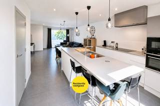 Via de Postwegel nabij de Stationsstraat van Gistel kan men deze recente en volledig instapklare woning terugvinden! Door zijn centrale en rustige ligging zijn alle nodige winkels, scholen en het openbaar vervoer op wandelafstand te bereiken! De woning beschikt op het gelijkvloers over een toffe inkomhal met apart gastentoilet, een ruime en gezellige leefruimte met een aanpalende open en volledig uitgeruste keuken en een wasberging met alle nodige aansluitingen en voorzieningen. Op de bovenverdieping beschikt de woning over 3 ruime slaapkamers en een badkamer met mooie inloopdouche en dubbele lavabo. Tevens beschikt de woning over nog heel wat mooie troeven zoals een zonnige achtertuin met terras en een gemeenschappelijke fietsenberging voor de vier woningen! Huurprijs €1.035 per maand. Beschikbaar vanaf 15-08-2026! Vraag nu uw bezoek aan tijdens ons bezoekmoment van zaterdag 08-08 tussen 14u en 17u! Op afspraak! Vg, Wg, Gmo, Gvkr, Vv ~ Ref. MI24980