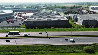 Multifunctioneel bedrijfsgebouw te huur bestaande uit een logistiek magazijnruimte en industriële kantoren met een gezamenlijke oppervlakte van...