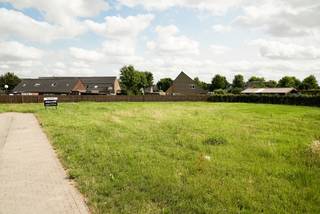 Realiseer jouw droomvilla op deze ruime, dieper gelegen bouwgrond van 817 m² (lot 7), waar rust, privacy en een uitstekende ligging hand in hand gaan. Doordat het perceel niet rechtstreeks aan de straat grenst, geniet je van een aangename woonomgeving met maximale privacy. Dankzij de zuidwestelijke oriëntatie baadt de tuin bovendien de hele dag in het zonlicht, van ’s morgens vroeg tot laat in de avond. Gelegen in een rustige, nieuwe doodlopende zijstraat van de Egemsestraat, ter hoogte van de Hofakkerlaan, bevindt dit perceel zich op een strategische locatie dicht bij het centrum van Wingene. Daarnaast zijn de omliggende gemeenten Pittem en Tielt vlot bereikbaar en ligt het op- en afrittencomplex van de E40 in Beernem op korte afstand. Deze bouwgrond biedt dan ook de perfecte kans om een vrijstaande woning te realiseren die volledig aansluit bij jouw wensen en levensstijl.<br /><br />Om jouw droomwoning vorm te geven, werkt Dumobil Villabouw samen met jouw eigen architect of met een van onze ervaren partners. Of je nu kiest voor een landelijke villa of een strak moderne architectuur, dankzij onze jarenlange expertise bouwen we een woning volledig op maat, afgestemd op jouw noden, verwachtingen, smaak en budget. Samen met de architect ontwerp je jouw ideale thuis, waarna wij de volledige uitvoering in handen nemen. Zo leveren we een duurzame, instapklare woning af waarin je zorgeloos kunt genieten van maximaal wooncomfort.<br />Wens je meer informatie? Contacteer ons vrijblijvend via 051 40 12 10 of mail naar info@dumobil.be. Meer info vind je ook op www.dumobil.be/bouwgrond/wingene-egemsestraat.