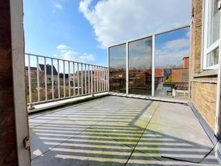 Dit appartement van 100m² is gelegen op de 1e verdieping in een residentie met slechts 2 appartementen en heeft 2 slaapkamers, een zonneterras, ruime in te richten zolder van 59m² en een garage.<br />Rustige ligging, op wandel/fietsafstand van het centrum. <br />Ramen met dubbel glas, centrale verwarming, geïsoleerd dak,....<br /><br />www.desmetpoupeyebrugge.be<br /><br />Voor meer info of een bezoek, contacteer ons 050 47 00 00 of kom langs op ons kantoor te Hoefijzerlaan 1 ('t Zand) Brugge.<br /><br />- ruime inkom met toilet<br />- living (tegels)<br />- ingerichte keuken : dampkap, inductiekookplaat, oven en frigo<br />- wasplaats<br />- badkamer : lavabo met meubel, douche en toilet <br />- slaapkamer 1 (vinyl) : 2 pers.<br />- slaapkamer 2 (vinyl) : 1 pers.<br />* groot zonneterras<br />* garage (linkse)<br />* gemeenschappelijke tuin<br /><br />* PVC ramen met dubbel glas en rolluiken<br />* geïsoleerd dak