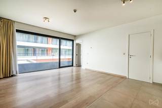 <pre><span>E-mail: ken.vp@weinvest.be | Mobiel: 0477/05.62.41
Op een steenworp afstand van Tour & Taxis bevindt zich dit gezellige, gerenoveerde appartement op de eerste verdieping van een gebouw uit 2010 (met lift). Het omvat een lichte woonkamer (20 m²), een gloednieuwe, volledig uitgeruste keuken (6 m²), een ruime aparte slaapkamer (11 m²), een nieuwe doucheruimte met toilet en aansluiting voor een wasmachine, en een terras van 6 m².
Het appartement is voorzien van dubbele beglazing en parketvloeren.
Momenteel verhuurd voor € 950/maand (exclusief lasten).
Voorschot op de lasten: € 100/maand (voor water en kosten van de gemeenschappelijke delen).
Uitstekende ligging tegenover Tour & Taxis, op 5 minuten rijden van Docks en het Lakenpark.
Absoluut een bezichtiging waard – exclusief aangeboden door We Invest!</span></pre>