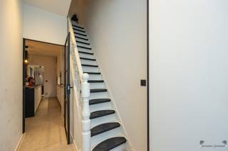 Welkom in deze prachtig gerenoveerde woning (2024) waar comfort en energiezuinigheid samenkomen.Dankzij de uitstekende ligging, moderne afwerking en...