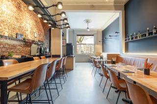 UNIEKE INVERSTERINGSOPPORTUNITEIT:<br />Dit verhuurde handelsgelijkvloers met kelderverdieping is gelegen op het trendy Antwerpse Zuid en beschikt over een zonnig terras, pal aan het nieuwe, bruisende Zuidpark.<br />Een triple A-locatie!<br />Het pand bestaat uit een handelsgelijkvloers en kelderverdieping en biedt momenteel thuis aan Restaurant L'Amitié, een gevestigde waarde in Antwerpen.<br />Het pand werd verhuurd tot 31/12/2034 aan een maandelijkse huurprijs van 5000 euro.<br /><br />INDELING:<br />Het handelsgelijkvloers is voorzien van een inkomhal en een ingericht restaurant met 40 zitplaatsen, een volledig uitgeruste bedrijfskeuken een een bedieningstoog. Achteraan bevinden zich de toiletten. De inrichting van het restaurant blijft eigendom van de huurder.<br />Dankzij de grote raampartij aan de voorzijde geniet je binnen volop van een prachtige lichtinval.<br />Een privatieve trap leidt naar een ruime, gecompartimenteerde kelderverdieping die momenteel dienst doet als wijnkelder, opslagruimte, ..<br />Er zijn 2 vergunde terrassen waarvan een gevelterras en een tweede eilandterras, grenzend aan het recent aangelegde Zuidpark; samen goed voor 40 zitplaatsen.<br /><br />BIJZONDERHEDEN:<br />- AAA - locatie op het Antwerpse Zuid<br />- stabiele handelshuurovereenkomst voor periode van 9 jaar<br />- rendement van +/- 6%<br />- karaktervol pand met historische waarde<br /><br />Voor meer info of een bezoek ter plaatse kunt u contact opnemen met Stephanie op 0476/90 95 94 of via stephanie@reds.be