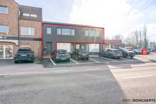 Dit gerenoveerd appartement is gelegen langs de Weg naar Zwartberg in het centrum van Opglabbeek en op wandelafstand van alle basisvoorzieningen. <br /><br />Het appartement heeft een eigen inkomhal (geen gemeenschappelijke delen) en is als volgt ingedeeld: keuken, woonkamer, badkamer, twee slaapkamers, berging en toilet. <br /><br />Er wordt nog een privatief terras aan de achterzijde aangelegd.