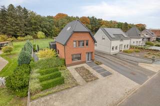 <h2><strong>Ruim, rustig en royaal: modern wonen net buiten centrum Lummen</strong></h2><p>In een rustige straat net buiten centrum Lummen, waar groen en bereikbaarheid hand in hand gaan, tref je deze recent gerenoveerde, instapklare woning op een prachtig perceel van 14 are. Het huis combineert hedendaags comfort met een warme, huiselijke sfeer: perfect voor gezinnen die wat ruimer willen wonen, of voor koppels die hun tijd met meer natuur willen belonen.</p><p>Bij aankomst merk je meteen de zorg waarmee deze woning werd onderhouden en vernieuwd. Achter de frisse gevel schuilt een interieur dat licht en ruimte ademt. De inkomhal leidt naar een charmante woonkamer met plaats voor een gezellige zithoek en aansluitend een polyvalente ruimte die je flexibel kan invullen. De blikvanger van deze woning is zonder twijfel de moderne, open leefkeuken. Strak omhuld in het wit, met veel kastruimte, een centraal eiland en grote raampartijen die kleurrijke stralen overvloedig binnenlaten. Van hieruit kijk je uit op het terras en de tuin waardoor binnen en buiten harmonieus samensmelten. Dankzij de royale indeling is er bovendien plaats voor een grote eettafel: de uitverkoren plek die mensen samenbrengt. </p><p>Aansluitend op de keuken bevindt zich een praktische was- en bergruimte met toegang naar buiten. Verder zijn er op het gelijkvloers nog een apart toilet, toegang tot de kelder en een modern afgewerkte badkamer. Op de verdieping vind je een tweede, stijlvolle badkamer, twee slaapkamers en een ruimte die als een bureau kan fungeren. De afgewerkte zolder, bereikbaar via een vaste trap, biedt nog extra ruimte om in te richten naar wens: als extra slaap-, ontspannings- of hobbykamer.</p><p>En jouw tuin, is een waar rustpunt: volledig omheind en perfect onderhouden. Hier geniet je mateloos van de zon en van een open uitzicht op het achterliggende bos, dat bovendien rechtstreeks bereikbaar is via een eigen poortje Tot slot bezit je een vrijstaande dubbele garage van maar liefst 63 m². Ideaal voor twee wagens, fietsen en opslag, of om in te richten als praktijk- of kantoorruimte. Want ook de oprit biedt extra parkeergelegenheid voor meerdere wagens.</p><p>Tot slot woon je hier – ondanks de groene ligging – bijzonder centraal. In de onmiddellijke omgeving vind je alles wat je nodig hebt en de oprit E314 tref je al na 3 kilometer. Ben jij dus op zoek naar een woning vol ruimte en rust? Instapklaar, praktisch en toekomstgericht? Geef Jes dan snel een seintje, en is ook jouw bezoek al in zicht.</p><figure><div></div></figure>