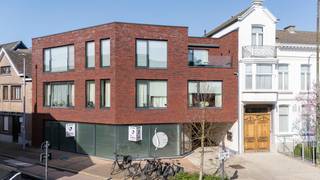 Bent u op zoek naar een instapklaar en ruim handelspand op een uitstekende locatie in Zele? Dan is dit gelijkvloerse pand zeker een bezoek waard.Het...