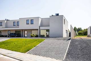Gelegen te Erwetegem, een deelgemeente van Zottegem, bevindt zich deze ruime halfopen nieuwbouwwoning waar comfort, licht en kwaliteit centraal staan.<br /><br />Op het gelijkvloers wordt u verwelkomd in een verzorgde inkomhal met een apart gastentoilet en handwasbakje. De lichtrijke leefruimte van maar liefst 63 m² is afgewerkt met een kwalitatieve parketvloer en sluit naadloos aan op de volledig ingerichte open keuken. Dankzij de grote raampartijen geniet u van een prachtig zicht op de zonnige tuin en de achterliggende velden. Vanuit de leefruimte heeft u rechtstreeks toegang tot het aangelegde terras van 24 m², afgewerkt met onderhoudsvriendelijke keramische tegels.<br /><br />Verder beschikt de woning over een ruime berging achter de keuken en een volwaardige kamer van 21 m2 op het gelijkvloers. Deze ruimte is ideaal als vierde slaapkamer, bureau of praktijkruimte voor een zelfstandige activiteit of thuiswerk.<br /><br />Op de eerste verdieping bevinden zich drie ruime slaapkamers, met bovendien de mogelijkheid om een dressing in te richten. De stijlvolle badkamer is volledig uitgerust met alle hedendaagse comfort. Daarnaast is er op de nachthal nog een apart toilet voorzien.<br /><br />De woning is uitgerust met aluminium ramen met hoogrendementsbeglazing, wat zorgt voor een uitstekende isolatie en een energiezuinig wooncomfort.<br />Prijs opsplitsing:<br />-Grondwaarde: € 233.531<br />-Constructie: € 299.468<br /><br />*12%registratie op grond & 21% btw op constructie.<br /><br />Interesse? Contacteer Roxanne voor meer informatie of een bezoek via : 0496 85 09 62 !!