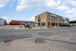 Industriële site bestaande uit 5.978 m² magazijnruimtes in combinatie met 1.037 m² kantoren op een terrein van maar liefst 14.700 m² te koop. <br /><br />De verschillende <strong>alleenstaande magazijnruimtes </strong>met oppervlaktes 1.027 m² - 1.086 m² - 1.880 m² en 1.985 m²<strong> </strong>hebben een vrije hoogte variërend tussen 4,62 m en 9,28 m. De ruimtes zijn toegankelijk via verschillende automatische sectionale poorten alsook <strong>4 laadkades</strong> en verschillende toegangsdeuren. Daarnaast zijn de loodsen, opgebouwd uit een staalconstructie met overspanningen in houten gelamelleerde liggers, voorzien van o.a. verschillende lichtstraten, (poly)betonvloer, LED-verlichting en een chauffeurslokaal met sanitair en douches.<br /><br />Het <strong>kantoorgebouw </strong>met veel natuurlijk lichtinval heeft een oppervlakte van 1.037 m². Het gebouw is opgebouwd uit twee bouwlagen en ingedeeld in een open space kantoorruimte in combinatie met afzonderlijke burelen met aanwezigheid van o.a. ontvangstbalie, vergaderzaal, kitchenette, sanitair en stockage. Ruime parkeermogelijkheden voor het gebouw.<br /><br />Het terrein, concessiegrond van de haven van Oostende,( wordt niet mee verkocht ) heeft een oppervlakte van 14.700 m². De site is volledig gelegen in het havengebied en uiterst vlot bereikbaar dankzij de uitstekende ligging op amper 1,6 km van de op- en afrit 4 Oostende van de A10. Beschikbaar bij akte.<br /><br />Contacteer PANORAMA voor bijkomende inlichtingen qua activiteit, mogelijkheden en concessievoorwaarden, plannen of een vrijblijvend plaatsbezoek 0476 215 115.