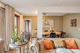 Dit appartement met twee ruime slaapkamers is gelegen in een zijstraat van de Heldenlaan. Op wandelafstand van winkels en alle faciliteiten.Veel...