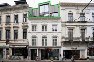 Dit prachtige duplexappartement is gelegen op de derde verdieping van een authentiek herenhuis in de Sint-Niklaasstraat, midden in het hart van Gent. Dankzij de centrale ligging geniet u van alle voordelen van het stadsleven: gezellige cafés, winkels, restaurants en culturele hotspots liggen op wandelafstand. Ook het openbaar vervoer is vlot bereikbaar.<br /><br />De lichtrijke leefruimte sluit naadloos aan op de open, volledig uitgeruste keuken en wordt langs twee zijden omringd door terrassen, waardoor u de hele dag door kan genieten van zon en licht. Op de bovenverdieping bevindt zich de ruime slaapkamer met en suite badkamer, uitgerust met een moderne inloopdouche en dubbele lavabo. Deze indeling biedt een gevoel van ruimte en luxe.<br /><br />Het appartement is beschikbaar vanaf 1/12/2025 voor een maandelijkse huurprijs van €1400 + €140 gemeenschappelijke kosten. Het verbruik van de nutsvoorzieningen is voor de huurder te nemen en het plaatsen van een domicilie is verplicht.<br /><br />Laat deze topper niet aan u voorbij gaan en neem contact op met Elke Janssens van Immo Francois Gent via het nummer 09 247 67 66 of stuur een mailtje naar gent@immofrancois.be!<br /><br />
