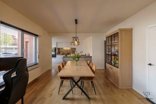 Deze instapklare woning werd met smaak gerenoveerd.<br />De woning bestaat uit een ruime en lichtrijke leefruimte dankzij de vele raampartijen, een aangename eetplaats en een open, moderne keuken. Verder is er nog een praktische berging en de toegang tot de kelder. Achter de keuken bevindt zich de praktische washoek.<br />Eveneens aanwezig: een gastentoilet.<br /><br />Op de verdieping zijn er vervolgens twee slaapkamers, waarvan de master voorzien is van een aanpalende bergruimte, ideaal geschikt als dressing. Er is eveneens een apart toilet op de verdieping en een ruime en lichtrijke badkamer met onder andere een bad, douche en dubbele lavabo.<br />De vaste trap brengt je naar de ruime zolder, die eventueel uitbreidingsmogelijkheden biedt.<br /><br />Buiten geniet je van een aangenaam privé terras, ideaal om in alle rust te vertoeven.<br />Verder is er nog een garage aanwezig, alsook een groenzone achter de garage.