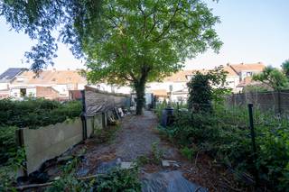 Op <strong>wandelafstand</strong> van het <strong>bruisende stadscentrum </strong>van Kortrijk treffen we deze totaal te renoveren woning aan. Een ideale opportuniteit voor starters, jonge gezinnen of investeerders die op zoek zijn naar een pand met potentieel. <br /><br />We betreden de woning via de <strong>inkomhal</strong>. Vooraan bevindt zich een multifunctionele ruimte die perfect kan dienen als <strong>bureau</strong>, <strong>slaapkamer </strong>of <strong>fietsenberging</strong>. Centraal in de woning vinden we de lichtrijke en gezellige <strong>leefruimte </strong>die een warm hart vormt van het huis. <br /><br />Aansluitend treffen we de <strong>badkamer </strong>aan uitgerust met een <strong>douchebad</strong>, <strong>toilet </strong>en <strong>lavabo</strong>. Helemaal achteraan op het gelijkvloers bevindt zich de <strong>keuken </strong>met directe toegang tot de diepe, zonnige <strong>tuin </strong>een ideaal verlengstuk van het woongedeelte. <br /><br />Op de eerste verdieping bevinden zich twee volwaardige <strong>slaapkamers</strong>. De zolderverdieping biedt plaats aan nog twee extra <strong>(kinder)kamers </strong>of <strong>hobbyruimtes</strong>, afhankelijk van je wensen. <br /><br />De ligging is een absolute troef: op wandelafstand van winkels, scholen, openbaar vervoer en met een vlotte aansluiting op de E17 en R8. <br /><br />Meer foto's gewenst? Stuur gerust een berichtje!<br /><br />Interesse in een bezoek of meer info? Contacteer Simon op 0471 54 76 42 - simon@dekeyser.immo