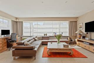 In een rustige en kindvriendelijke wijk van Lint bevindt zich deze halfopen bebouwing met een uitstekende ligging. De woning geniet van een open indeling en veel natuurlijke lichtinval.<br /><br />De woning beschikt op het gelijkvloers over een praktische inkomhal en een gastentoilet. De lichtrijke woonkamer staat in verbinding met de open, landelijke keuken, wat samen een praktisch en vooral ruim geheel vormt. Verder is er ook nog een berging op het gelijkvloers. Op de eerste verdieping zijn er 3 volwaardige slaapkamers en een verzorgde badkamer. Op de tweede verdieping is er dan nog een 4de slaapkamer. <br /><br />Buiten kan u van alle rust genieten in de gezellige tuin met terras. Achteraan de tuin bevindt zich de aparte garage die bereikbaar is via de achterliggende straat, wat zorgt voor extra comfort en een praktische toegang.<br />De aanwezigheid van zonnepanelen en het EPC-label B, maakt deze woning bovendien energiezuinig. Ook zijn de ramen vernieuwd (2012) en een nieuwe gasketel geplaatst in 2021. <br /><br />Pandenjagers is een innovatief vastgoedkantoor en kiest bewust voor een unieke en transparante aanpak. Bij ons bestaat de totale aankoopprijs altijd uit twee duidelijke onderdelen: de vraagprijs die bovenaan in de advertentie vermeld staat, plus onze vaste commissie van 10.000 euro incl. BTW. Dankzij deze open prijsstructuur krijgt u als koper vanaf het eerste moment een eerlijke inkijk hoe de totale prijs van het pand tot stand is gekomen.<br /><br />Interesse? Contacteer ons via 0465/082.669 of info@pandenjagers.be.