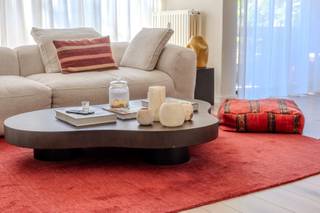 <p>Gelegen in de geliefde Markgravewijk combineert dit instapklare appartement een rustige woonomgeving met een uitstekende bereikbaarheid. Dankzij de nabijheid van belangrijke invalswegen bereik je vlot de A12, E19 en de Kennedytunnel. Daarnaast geniet je van tal van voorzieningen op wandelafstand, waaronder vier supermarkten en een ruim aanbod aan gezellige restaurants en cafés.</p><p>Bij het binnenkomen word je verwelkomd in een verzorgde inkomhal met gastentoilet en praktische vestiairekast. Vanuit de hal kom je terecht in de ruime, open leefruimte waar woonkamer en eetkamer naadloos in elkaar overvloeien. Dankzij de grote raampartijen geniet je hier de hele dag van een overvloed aan natuurlijk licht, wat zorgt voor een aangename en warme sfeer.</p><p>De moderne open keuken vormt het hart van het appartement en beschikt over een stijlvol inox keukeneiland met inductiekookplaat, geïntegreerde dampkap en spoelbak. Aansluitend vind je een gezellig terras met open zicht, de ideale plek om te genieten van een koffie in de ochtend of een aperitief bij zonsondergang.<br />Naast de keuken bevindt zich een praktische bijkeuken met tal van opbergmogelijkheden. Hier is plaats voorzien voor een vaatwasser, vrijstaande oven, was- en droogcombinatie en een ruime koelkast met vriezer.</p><p>De badkamer werd smaakvol afgewerkt met kwalitatieve materialen en biedt alle comfort dankzij een ruime inloopdouche, een grote wastafel en een spiegel met geïntegreerde verlichting en verwarming.</p><p>Aan de andere zijde van de leefruimte bevindt zich de ruime slaapkamer. Ook hier zorgen de grote ramen voor veel natuurlijk licht. De slaapkamer beschikt bovendien over een indrukwekkende hoeveelheid ingebouwde kasten, waardoor er meer dan voldoende opbergruimte aanwezig is.</p><p>Als extra troef beschikt het gebouw over een fietsenberging, een privatieve kelderberging én een grote gemeenschappelijke tuin. Deze groene oase van rust biedt bewoners de mogelijkheid om volop te genieten van de buitenlucht in een aangename en on</p>