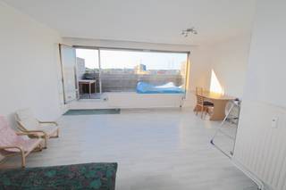 Het appartement is gelegen in de onmiddellijke nabijheid van talrijke belangrijke verbindingswegen, de Antwerpse Singel en op -en afritten van de Antwerpse Ring.  Het appartement bevindt zich op de 5e verdieping.  Alle ramen aan de voor -en achterzijde zijn vervangen door hoogrendementsglas, niet opgenomen in het epc verslag.  Indeling: een inkomhal, leefruimte met toegang tot het terras van 14m<sup>2</sup>  aan de voorzijde (noord gericht).  Keuken met kasten, oven, wastafel en aansluiting voor een wasmachine. Badkamer met ligbad, lavabomeubel en toilet.  Slaapkamer op laminaat met automatische rolluiken.  Kleine slaapkamer of bureel.  Beide slaapkamers geven toegang tot het achterliggend zuid gerichte terras van 7m<sup>2</sup>.  De lift gaat tot de 4de verdieping, trap tot de 5de verdieping.  Ondergrondse garagebox, breedte 2,20m, lengte 5m.  Optioneel aan te kopen: ondergrondse garagebox à €20.000.  Algemene onkosten garagebox ca. € 14,50 per maand.  Algemene onkosten appartement ca. €200 per maand, inbegrepen: verwarming, koud water, blokpolis, onderhoud gemene delen, syndicus en spaarfonds.  Het appartement en de garagebox zijn momenteel verhuurd aan € 960 per maand (exclusief kosten). 