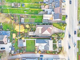 Deze statige en energiezuinige (EPC label B) open bebouwing dateert uit 2004 en bevindt zich langs de Buke te Zottegem. Winkels, restaurants,...