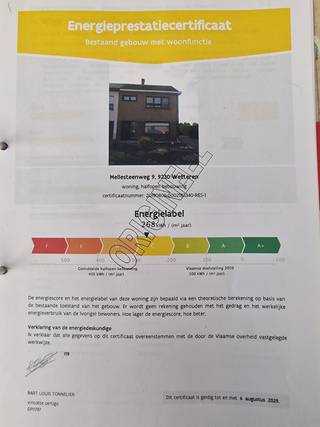 <p>Deze gunstig gelegen, halfopen bebouwing, met een bewoonbare oppervlakte van 130m² (excl. garage, buitenberging en zolder), omvat een ruime inkomhal met vestiaire mogelijkheden, woon- en eetruime met open zicht en toegang tot de volledig ingerichte keuken (nieuw 2026), gastentoilet en een douchekamer voorzien van inloopdouche en meubel. Ook grenst er aan de keuken nog een ruime berging / wasplaats. De eerste verdieping omvat drie volwaardige slaapkamers en een nieuwe badkamer met toilet en douche (2026). Een ruime opbergzolder is tevens toegankelijk via de nachthal. Tot slot heeft de woning nog een afzonderlijke garage en een mooie buitenberging, dit alles met gunstige oriëntatie (zuid - zuidoost). </p><p>De woning werd steevast uitstekend onderhouden en er werd gebruik gemaakt van kwalitatieve materialen, voorzien van alle comfort. De woning werd recent volledig vernieuwd naargelang technieken, comfort, keuken en sanitair. Er zijn nog enkele zaken die zullen afgewerkt worden, ondermeer de tuin die nog zal aangelegd worden. </p><p>De woning is gelegen op de Mellesteenweg in Wetteren-ten-Ede met een uitstekende ontsluiting! De centrale verwarming is voorzien op aardgas. De EPC is in vernieuwing, deze zal nog gunstiger zijn door de reeds uitgevoerde werken! </p><p>Kortom, een woning die je zeker moet bezichtigen. </p><p>ALTRO-bezoekmoment voorzien op maandag 17/08 tussen 16u30 - 19u, mits inschrijving via michiel@altro-vastgoed.be</p>