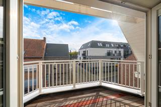 Dit verzorgd duplexappartement met 2 ruime slaapkamers is rustig en centraal gelegen in Maldegem, op wandelafstand van de Markt, gemeentepark, winkels en voorzieningen.<br /><br />Indeling: hall, gastentoilet, open ingerichgte keuken, ruime leefruimte met toegang tot volwaardig zonneterras, zeer ruime praktische berging, slaapkamer 1 met aansluitend terras, ingerichte badkamer.<br />Op de verdieping een 2de grote slaapkamers met aansluitend douche en toilet.<br /><br />Extra troeven: mooie villaresidentie, EPC-label B, conforme elektriciteit en mogelijkheid tot aankoop van 2 garages vlak achter de residentie.<br />Waarvan 2de garage ingericht als hobbyruimte met lichtkoepel volledig geïsoleerd en met verwarming.<br /><br />Een ruim en comfortabel woonappartement, eveneens interessant als investering met goede verhuurmogelijkheden<br /><br />Info en bezoek bel Andries De Leyn 0472 53 66 09