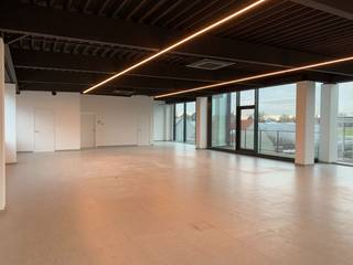 <strong>Instapklare kantoorruimte</strong> te koop van <strong>236 m²</strong> . Het kantoor situeert zich op de <strong>2de verdieping</strong> en beschikt over een ruime hoeveelheid natuurlijk licht dankzij de <strong>grote raampartijen</strong> en maakt deel uit van het bedrijvenpark Nelca Zuid te Lendelede.<br /><br />Het <strong>lichtrijke kantoor </strong>is voorzien van de nodige technieken oa. verwarming en koeling, LED-verlichting, tegelvloer, een kitchenette & sanitair. Tevens is er een terras aanwezig. Alsook <strong>inbegrepen</strong> in het aanbod <strong>20 zonnepanelen</strong> van 330Wp. Het kwalitatieve kantoorgebouw geniet van visibiliteit langs de Stationsstraat en biedt een ruime parkeermogelijkheid op de site. Fantastisch en centraal gelegen met een vlotte verbinding naar de E17 en de E403. <strong>Onmiddellijk beschikbaar!</strong><br /><br />Contacteer <strong>PANORAMA B2B</strong> voor bijkomende (technische) inlichtingen, plannen of een plaatsbezoek <strong>056 222 256</strong>.