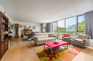 <p>Volledig gerenoveerd appartement met 3 slaapkamers en ruim terras op Linkeroever.</p>

<p>Dit appartement in Linkeroever combineert comfort, ruimte en een groene residentiële ligging. De woning werd volledig gerenoveerd en beschikt over conforme elektriciteit, drie volwaardige slaapkamers en een groot terras waar u rustig kan genieten van de omgeving. Kortom, dit appartement biedt alles voor aangenaam wonen. Bovendien bevindt u zich vlak bij openbaar vervoer, parken, belangrijke invalswegen en natuurlijk, niet te vergeten, Antwerpen Centrum.</p>

<p> </p>

<p>Belangrijkste ruimtes:<br />• Ruime woonkamer (40 m²) met veel lichtinval<br />• Keuken (12 m²) met praktische indeling<br />• Drie slaapkamers van 15 m², 14 m² en 12 m²<br />• Badkamer (6 m²)<br />• Inkomhal (17 m²)<br />• Wasplaats (4 m²)<br />• Terras (10 m²) in groene omgeving<br />• Berging (2 m²)<br />• Kelder (6 m²)<br />• Binnenstaanplaats (15 m²)</p>

<p> </p>

<p>Troeven:<br />• Volledig gerenoveerd appartement met conforme elektriciteit<br />• Groot terras en groene residentiële ligging op Linkeroever<br />• Inclusief berging, kelder</p>

<p>Overdekte staanplaats optioneel mee aan te kopen voor € 25.000</p>

<p> </p>

<p>Neem vandaag nog contact op voor een bezoek.</p>

<p>JOUW DROOMAPPARTEMENT. ZO GEVONDEN!</p>
