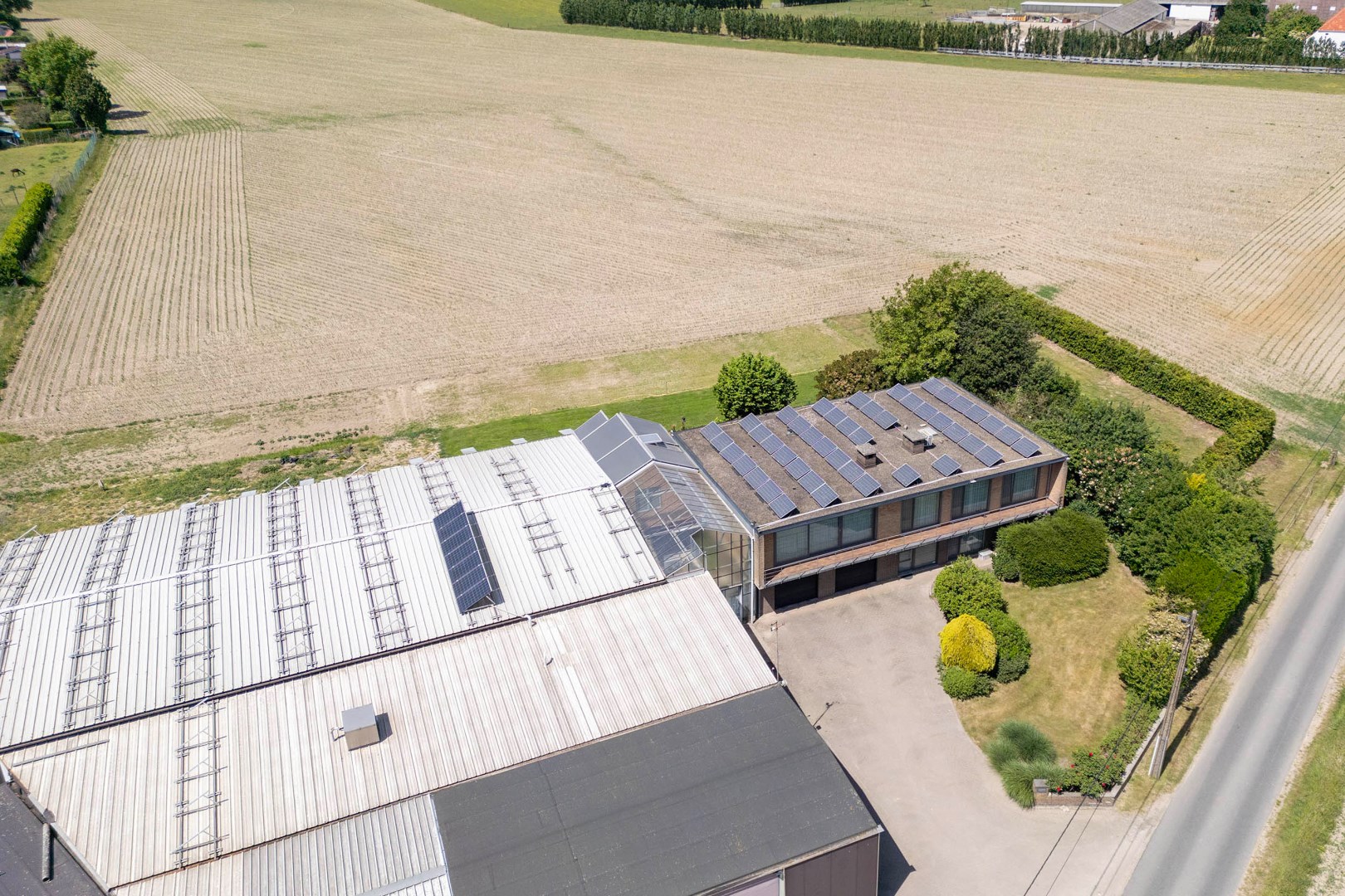 Ruim landhuis met magazijnen op een domein van 9,84 ha - foto 4