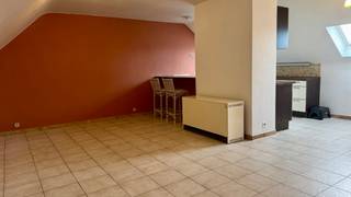 Ce lumineux appartement à deux chambres, situé au troisième étage, offre une surface habitable de 108 m² et convient parfaitement à ceux...