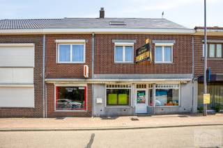 In het gezellige centrum van Gruitrode vind je deze ruime woning met een geïntegreerde handelsruimte.Dankzij de centrale ligging en de indeling is...