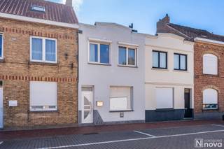 Op een rustige maar bijzonder centrale locatie in Nieuwpoort-Stad bevindt zich deze rijwoning met drie slaapkamers en een aangename zongerichte tuin. Het Marktplein, de Kaai, winkels, scholen en restaurants liggen allemaal op wandelafstand.<br /><br />De woning biedt heel wat potentieel en vormt een uitstekende basis voor wie ze volledig naar eigen smaak en hedendaagse woonnormen wil renoveren.<br /><br />Op het gelijkvloers bevindt zich de inkomhal, gevolgd door een lichtrijke leefruimte met schuifraam dat rechtstreeks toegang geeft tot het terras en de tuin. Verder zijn er een keuken met praktische bijkeuken en een badkamer met douche, lavabo en toilet.<br /><br />De zongerichte tuin met terras en buitenberging vormt een mooie troef.<br /><br />Op de eerste verdieping bevinden zich drie slaapkamers. Daarnaast beschikt de woning over een kelder, ideaal als extra bergruimte.<br /><br />Het dak werd vernieuwd in 2011 en de elektrische installatie is conform.<br /><br />Wie van Nieuwpoort zijn thuis wil maken is hier aan het juiste adres.