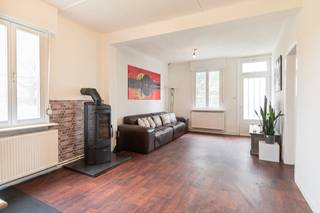 In het landelijke Hombeek, in een rustige straat, bevindt zich deze charmante open bebouwing op een perceel van ± 1600 m². De woning is omgeven door weilanden en groen, waardoor je hier geniet van maximale rust, privacy en een open zicht op de omliggende natuur.<br /><br />De woning is functioneel ingedeeld en biedt tal van mogelijkheden. De kelder zorgt voor praktische opbergruimte. Op het gelijkvloers vind je een gezellige leefruimte, een ingerichte keuken, een badkamer en een extra kamer die perfect kan dienen als slaapkamer of bureau – ideaal voor wie gelijkvloers wil wonen of nood heeft aan een thuiswerkplek. Op de bovenverdieping bevinden zich een overloop en een slaapkamer met aangename lichtinval en uitzicht op het groen.<br /><br />Op het perceel is bovendien een ruime loods aanwezig, wat een grote meerwaarde vormt voor wie op zoek is naar extra werk- of opslagruimte.<br /><br />De ligging combineert rust met een vlotte bereikbaarheid. Winkels, scholen en openbaar vervoer bevinden zich in de nabije omgeving, en via de E19 en R6 bereik je snel Mechelen, Brussel en Antwerpen.<br /><br />Belangrijke informatie:<br />De woning is momenteel vergund als landbouwwoning en gelegen in agrarisch gebied. Bij een aankoop met het oog op gebruik als ééngezinswoning dient eerst een opname als vergund geachte woning in het vergunningenregister te gebeuren, waarna een functiewijziging naar residentieel gebruik aangevraagd moet worden.<br /><br />Ben je op zoek naar een woning in een groene omgeving met ruimte, potentieel en extra mogelijkheden? Dan is dit pand zeker een bezoek waard.