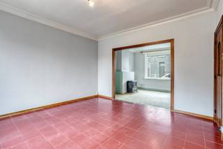 Deze karaktervolle woning in Sint-Kruis geniet van een uitstekende ligging op wandelafstand van Brugge en vlak bij de Polders en Damme. Winkels, scholen, sportcentra, de bibliotheek en openbaar vervoer bevinden zich in de onmiddellijke omgeving, wat zorgt voor een ideale combinatie van rust en bereikbaarheid.<br /><br />Bij het binnenkomen valt meteen de ruime inkomhal met authentieke trap en vestiaire op, die de woning een unieke uitstraling geeft. De lichtrijke leefruimte met zit- en eetgedeelte biedt een prachtig zicht op de diepe tuin en sluit aan op de ruime keuken. Verder bevinden zich op het gelijkvloers een berging, een wasplaats en een apart toilet. Via het schuifraam bereikt u het terras en de zonnige tuin met tuinhuis, waar u in alle privacy kunt genieten.<br /><br />Op de eerste verdieping vindt u drie volwaardige slaapkamers en een badkamer met ligbad, wastafel en toilet. Via de sierlijke houten trap bereikt u de tweede verdieping met een extra kamer en een ruime zolder die tal van mogelijkheden biedt, zoals extra slaapkamers, een bureau of hobbyruimte.<br /><br />De woning is uitgerust met aardgasverwarming, dubbele beglazing en een geïsoleerd dak. Bovendien is er de mogelijkheid om een autostaanplaats aan te kopen.<br /><br />Een karaktervolle woning met veel ruimte, een prachtige tuin en een topligging nabij het historische centrum van Brugge.<br /><br />De algemene voorwaarden van Dewaele DIY kunt u steeds raadplegen via dewaele.com.<br /><br />Bestuursmaatregelen in het maatregelenregister: nee
