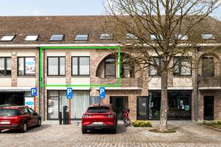 Bent u op zoek naar een appartement met 2 slaapkamers en groot terras? Neem dan zeker eens een kijkje naar dit appartement op de eerste verdieping van een kleinschalig gebouw in het rustige Oelegem!<br /><br />Bij binnenkomst betreedt u de inkomhal met vestiairekasten en een apart toilet met handenwasser. Vanuit hier heeft u toegang tot de lichtrijke woonkamer met aansluitend praktische keuken. Deze is voorzien van een dubbele spoelbak met verlek, een oven, een inductievuur, een frigo en een diepvriezer en aansluiting voor wasmachine. Bovendien geeft de keuken toegang tot het terras vooraan. <br /><br />Dit leuke appartement biedt twee ruime slaapkamers (9m² /12m²) waarvan de grootste toegang biedt tot het terras van 26m². Verder vindt u nog de badkamer die voorzien is van een dubbel lavabomeubel en een bad met douchefunctie. <br /><br />De gemeenschappelijke lasten bedragen € 103/maand.<br /><br />Pluspunten:<br />+ Locatie nabij winkels, scholen en openbaar vervoer<br />+ Groot terras (26 m²)<br />+ Kleinschalig gebouw<br />+ Reservekapitaal aanwezig<br />+ Nieuwe ketel<br /><br />Interesse in dit tof appartement? Contacteer ons via 03 337 50 70 of info@vbvastgoed.be voor een afspraak ter plaatse of meer info.