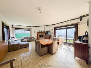 🏠 Découvrez votre nouvelle maison pendant le week-end des JOURNÉES PORTES OUVERTES !<br />📅 Samedi 21 mars ⏰ 15h30 à 17h<br />📌 Accès libre – PAS besoin de rendez-vous<br />📞 Vous souhaitez visiter plus tôt ? Appelez-nous au ☎️ 055 30 92 90<br /><br />GRAND BUNGALOW de 3 CHAMBRES, situé dans un ENDROIT PRISÉ à Mariakerke, près de Gand, avec un ACCÈS FACILE AUX VOIES D'ACCÈS, aux commerces et aux commodités. Cette maison a DÉJÀ ÉTÉ PARTIELLEMENT RÉNOVÉE, ce qui signifie qu'AUCUNE OBLIGATION DE RÉNOVATION ne s'applique. Au cours des travaux déjà effectués, un SYSTÈME DE VENTILATION a notamment été installé et l'INSTALLATION ÉLECTRIQUE a été mise en CONFORMITÉ, ce qui constitue une BASE SOLIDE pour une finition supplémentaire selon vos PROPRES GOÛTS. Grâce à son AGENCEMENT PRATIQUE et ses VOLUMES SPACIEUX, cette maison peut devenir la MAISON FAMILIALE DE PLAIN-PIED IDÉALE.<br />L'agencement est le suivant : le hall d'entrée avec vestiaire et toilettes pour invités donne accès au salon spacieux et lumineux. À côté se trouve la cuisine à rénover avec vue sur le jardin, ainsi qu'un débarras/buanderie pratique. La maison dispose également de 3 chambres spacieuses et d'une salle de bains déjà rénovée.<br />À l'extérieur, cette propriété dispose d'une grande allée, d'un garage séparé et d'un jardin facile d'entretien avec terrasse.<br /><br />Adresse : Melkweide 23 à Mariakerke.<br /><br />PEB : 382 kWh/m², score G et score P A, aucune obligation de rénovation applicable.