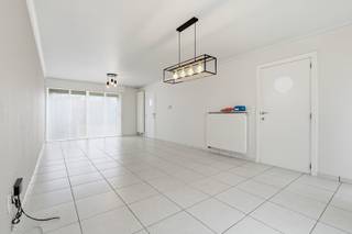 Op zoek naar een instapklare, comfortabele en energiezuinige woning op een rustige en kindvriendelijke locatie? Dan is deze charmante woning in Boezinge beslist het ontdekken waard. Gelegen in een rustige, doodlopende straat met een speelplein vlakbij, combineert deze woning aangenaam wonen met een uitstekende bereikbaarheid. School, slager, buurtwinkels en andere dagelijkse voorzieningen bevinden zich bovendien op wandelafstand.<br /><br />Bij het binnenkomen word je verwelkomd in een ruime inkomhal met apart gastentoilet. Van hieruit komen we in de lichtrijke leefruimte met open keuken. Dankzij de grote raampartijen stroomt het natuurlijke licht hier volop naar binnen en geniet je van een aangename verbinding met de tuin. De keuken werd volledig vernieuwd in 2024 en is praktisch ingericht met alle nodige voorzieningen. Aansluitend bevindt zich een handige berging, die eveneens toegang biedt tot de inkomhal.<br /><br />Via de inkomhal bereiken we de ruime garage, voorzien van een elektrische poort en een laadpaal. Naast het comfortabel parkeren van de wagen is er hier ook voldoende ruimte voor extra bergruimte.<br /><br />Op de eerste verdieping bevinden zich drie volwaardige slaapkamers, een praktische dressing en een ruime badkamer. Deze werd in 2025 volledig gerenoveerd en beschikt over een dubbel lavabomeubel, inloopdouche, ligbad en toilet. Daarnaast is er nog een ruime zolder, die momenteel dienstdoet als extra opslagruimte maar ook mogelijkheden biedt voor de toekomst.<br /><br />Ook buiten heeft deze woning heel wat te bieden. De ruime zuidwestgerichte tuin vormt een heerlijke plek om te ontspannen, te genieten van de zon of gezellig samen te zijn met familie en vrienden. Het aangename terras sluit mooi aan bij de leefruimte en achteraan bevindt zich nog een praktisch tuinhuis voor extra opbergruimte.<br /><br />De woning werd doorheen de jaren grondig aangepakt en voorzien van verschillende energiezuinige en comfortabele technieken. Zo beschikt de woning over spouwmuurisolatie, een geïsoleerde zolder, 12 zonnepanelen met hybride omvormer, een nieuwe condensatieketel, conforme elektriciteit en een regenwaterput van 1.500 liter. Ook de materialen voor de verdere afwerking boven zijn reeds aanwezig en inbegrepen in de verkoopprijs. Met slechts een beperkte afwerking heb je hier een woning die helemaal klaar is voor de toekomst.<br /><br />Rustige ligging, een zonnige tuin, drie slaapkamers, een vernieuwde keuken en badkamer én tal van energetische troeven: deze woning heeft alles in huis om er jarenlang comfortabel te wonen. Aarzel niet en contacteer Vastgoed Delaey vandaag nog voor een bezoek ter plaatse. Misschien wordt dit wel de plek waar jouw nieuwe herinneringen ontstaan!