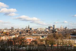 Dit lichtrijke appartement op de 5de verdieping biedt een uitstekende basis met veel potentieel voor wie graag personaliseert of investeert...