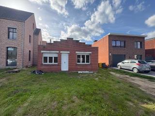 <p>Prachtig en uniek gelegen grond met de mogelijkheid om via sloop/heropbouw aan 6% te bouwen!</p>
<p><br /><br /></p>
<p>Unieke ligging in de rust: aan de Nete in de groene omgeving op 975m² grond.</p>
<p><br /><br /></p>
<p>Nieuwbouw: voor 200m² bewoonbare oppervlakte (halfopen bebouwing tegen rechtse buur) geniet u aan een verlaagd btw tarief van 6% in plaats van 21% (sloop/heropbouwwetgeving, mogelijkheid om tot €81.000 te besparen aan btw)</p>
<p><br /><br /></p>
<p>Lage registratierechten: aankoop aan 2% registratierechten mogelijk</p>
<p><br /><br /></p>
<p>Alle attesten zijn beschikbaar onderaan op onze website.</p>
<p>Voor meer info of een bezoek: 0472 22 22 77 of thomas@solittvastgoed.be.</p>