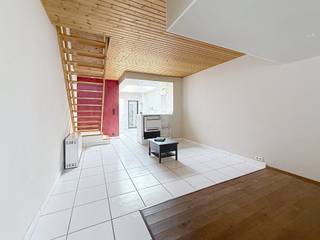 Gelegen in de dorpskern en vlakbij het commercieel centrum, wekelijkse markt en openbaar vervoer hebben we deze gezellige, instapklare woning te...