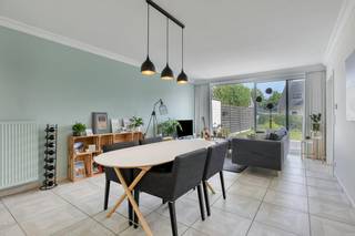 Welkom in de President J.F. Kennedylaan 10 te Zwevegem, waar deze goed onderhouden woning op zoek is naar een nieuwe eigenaar. <br />Deze bungalow beschikt over al het conform die men nodig heeft. <br /><br />Indeling<br />- Inkomhal met ruimte voor vestiaire<br />- gezellige leefruimte met zicht op de tuin en vernieuwd schuifraam, wat zorgt voor een grote natuurlijke lichtinval <br />- Keuken met ruimte voor een ontbijthoek en toegang tot de garage<br />- 3 slaapkamers <br />- De ruime garage is doordacht ingedeeld en doet tevens dienst als praktische was- en bergruimte. De garage biedt rechtstreeks toegang tot zowel de oprit aan de voorzijde als de tuin aan de achterzijde<br />- Zuidgerichte tuin met meerdere terrassen en praktische tuinberging<br /><br />De gevels van deze woning werden recent aangepakt, wat zorgt voor een frisse uitstraling en comfort.<br /><br />Bestuursmaatregelen in het maatregelenregister: nee