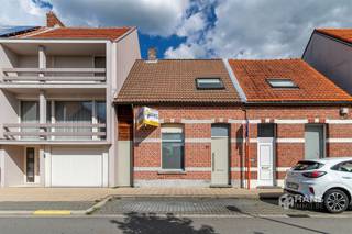 <p><span>Charmante woning (116 m²) met 2 slaapkamers op een perceel van (300m²) in Kapellen.</span></p><p><span>In de Akkerstraat woon je op een aangename locatie in Kapellen, met het centrum en alle nodige voorzieningen binnen handbereik. Winkels, scholen en openbaar vervoer bevinden zich in de nabije omgeving en ook met de fiets of wagen verplaats je je vlot. Een fijne uitvalsbasis voor wie rustig wil wonen zonder aan bereikbaarheid in te boeten.</span></p><p><span>Achter de charmante gevel schuilt een verrassend ruime woning met een bewoonbare oppervlakte van 116 m². Binnen zorgen onder meer de zichtbare balken, open trap en sfeervolle haard voor een karaktervolle uitstraling.</span></p><p><span>Je komt binnen in de ruime leefruimte, goed voor maar liefst 52 m². De verschillende niveaus zorgen voor een speelse indeling en maken het eenvoudig om een gezellige zithoek en eetgedeelte te creëren. Dankzij de grote lichtstraat geniet het geheel bovendien van veel natuurlijke lichtinval. Aansluitend bevindt zich de ingerichte keuken, die voorzien is van alle nodige comfort en rechtstreeks toegang biedt tot de tuin.</span></p><p><span>Achteraan bevindt zich de badkamer met ruime inloopdouche, lavabomeubel en toilet. Ook is er nog een praktische berging/wasplaats van 5 m² voorzien.</span></p><p><span>Op de bovenverdieping bevinden zich 2 slaapkamers van respectievelijk 9 m² en 17 m². Dankzij de dakramen genieten ook deze ruimtes van een aangename natuurlijke lichtinval.</span></p><p><span>Een absolute troef is de noordoost-georiënteerde tuin van maar liefst 115 m². Achteraan bevindt zich een ruim tuinhuis met overdekt terras, waar je heerlijk beschut van het buitenleven geniet. Extra handig is de aparte zij-ingang vanaf de straat, ideaal om fietsen, vuilnisbakken of tuinmateriaal rechtstreeks naar achteren te brengen.</span></p><p><span>Ben je op zoek naar een charmante woning met een verrassend ruimtelijk gevoel én een ruime tuin in Kapellen? Kom dan zeker eens kijken!</span></p><p><span>Bewoonbare opp. 116 m² – ref.: bruto vloeropp. EPC. Voor meer info of een gratis schatting surf naar hansimmo.be</span></p><p><span> </span></p>