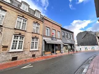 <strong>Poperinge : Centraal gelegen handelspand met woonst te Poperinge. Woongedeelte bevat 3 slaapkamers.  Ligt op 100meter van de markt.</strong><br /><br /><strong>Indeling</strong> : 
<ul><li>handelsruimte (momenteel ingericht als restaurant) met open keuken, berging, toilet, koer met stockageruimte</li><li>1ste verdieping : berging, terras, woonkamer met keuken, slaapkamer en badkamer</li><li>zolder met vaste trap, nog 2 kamers</li></ul>
<strong>Troeven</strong>

<ul><li>Onmiddellijk beschikbaar! vrij bij akte</li><li>verwarming met warmtepomp</li><li>op 100m van de markt</li><li>vanaf 157.000 euro </li></ul>
Momenteel in gebruik als kledingwinkel (vrij eind december 2025). Voordien als pastabar, schoonheidsinstituut ... Tal van mogelijkheden!
