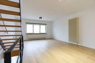 Deze instapklare bel-etagewoning bevindt zich op een zeer goede locatie op de rand van Beveren.Op het gelijkvloers is er een ruime inkomhal/traphal,...