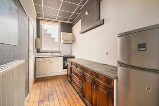 <p>Het gebouw is gelegen op een gunstige ligging nabij het station van Haaltert en kortbij oprit in Aalst. Verder zijn de nodige winkels, scholen, openbaar vervoer, etc. op wandelafstand.<br /><br />Indeling gebouw:<br /><u>Gelijkvloerse verdieping:</u><br />Er zijn 2 studio's aanwezig, waarvan één met een afzonderlijke ingang.<br />De entiteit langs de voorzijde beschikt over een leefruimte, keuken, badkamer en ruime berging.<br />Degene langs de achterzijde beschikt over een leefruimte met open keuken en badkamer.<br /><u>1ste en 2de verdieping:</u><br />De eerste entiteit beschikt op de eerste verdieping over een leefruimte, met gesloten keuken en toilet. Op de tweede verdieping is er een slaapkamer en badkamer.<br />De tweede entiteit bestaat uit een ruime leefruimte met open keuken, berging en badkamer. De tweede verdieping biedt een slaapkamer.<br /><br />Het gebouw heeft in 2003 een grondige renovatie ondergaan (buitenschrijnwerk, elektriciteit, dak, centrale verwarming, etc.). Elk appartement beschikt over zijn eigen nutsvoorzieningen (individueel), met verwarming op aardgas.<br /><br />Entiteit 1: 43m² - EPC 425kWh/m²<br />Entiteit 2: 37m² - EPC 596kWh/m²<br />Entiteit 3: 66m² - EPC 306kWh/m²<br />Entiteit 4: 62m² - EPC 343kWh/m²<br /><br />Elke entiteit is voorzien van een eigen keuken en badkamer. Het gebouw dient opgefrist te worden.<br />Allen asbestveilig, conform elektriciteit en 3/4 conformiteitsattesten aanwezig.</p>