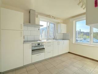 Dit appartement bevindt zich op de 1e verdieping (zonder lift) en is gelegen pal in het centrum van Brecht, op wandelafstand van winkels, scholen, openbaar vervoer, etc alsook op korte afstand van het treinstation 'Noorderkempen'. Indeling als volgt: inkomhal, lichtrijke leefruimte 33m², aansluitend de keuken ingericht met spoeltafel, keramische kookplaat, dampkap, combi-oven, koelkast met vriesvak. Aansluitend een berging/wasplaats. Verder 2 ruime slaapkamers ca. 4.3 x 3.8m en 4.3 x 2.9m. De badkamer is voorzien van een dubbel lavabomeubel en ligbad met douche. In de inkomhal nog een apart gastentoilet. De huurprijs is inclusief 1 autostaanplaats en 1 buitenberging welke gelegen zijn achter het gebouw. <br />EPC: 192 kWh/m² (verwarming warmtepomp lucht/lucht en airco). Huurprijs: € 775,00/maand - geen gemeenschappelijke kosten.